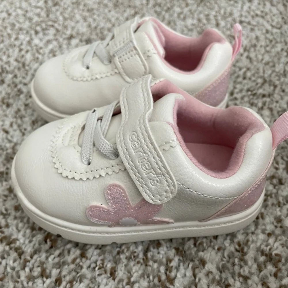 NWT TODDLER SNEAKER CARTERS SIZE 4.5